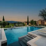 Ground-floor With Shared Pool Appartamento *