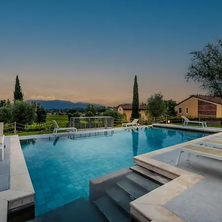 Ground-floor With Shared Pool Apartment *